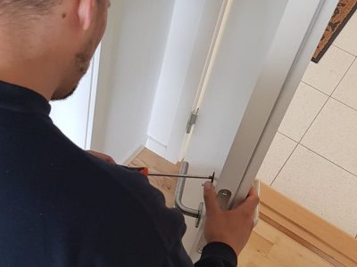 Låsesmed Frederiksberg hjælper kunde Norh låsesmed Nørrebro, installerer komplet sikring inkls. overvågning.